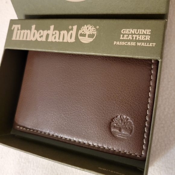 Timberland NWT Brown Leather Passcase Wallet - Picture 2 of 7